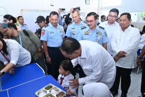 Perdana Pembagian Makan Bergizi Gratis, Pangkoopsud I Dampingi Menteri Koperasi Tinjau Pembagian MBG ke Siswa SDS Angkasa 5 Lanud HLM