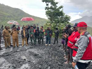 Dansatgas Yonif 715/Mtl dampingi PJ Bupati tinjau jalan Longsor di Puncak Jaya