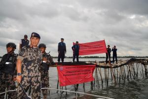 Diperintah Langsung Prabowo, KKP Segel Pagar Laut Misterius 30 Km di Laut Tangerang