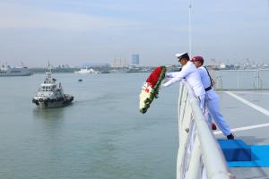 Pangkoarmada RI Pimpin Upacara Tabur Bunga Peringati Hari Dharma Samudera di KRI Surabaya-591