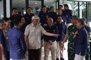 Kasad Dampingi Menhan RI Kunjungi SMA Taruna Nusantara dan PT Pindad