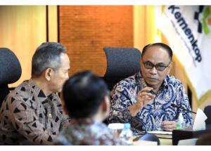 Menkop Budi Arie Serahkan Daftar Koperasi di Sektor Jasa Keuangan