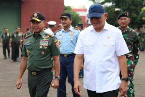 Panglima TNI Dampingi Menhan RI Lepas Keberangkatan Defile TNI AD Ke India