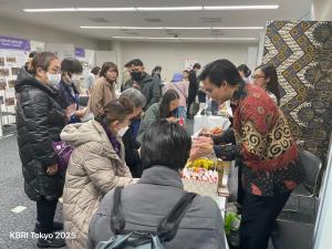 Promosikan Keindahan Indonesia, Stan KBRI Tokyo dipadati Warga Jepang dalam All Together Festival 2025 di Tokyo