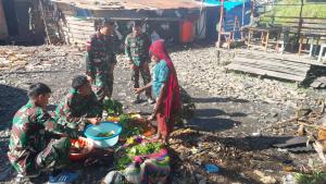Satgas Yonif 715/Mtl Borong Hasil Tani Mama Papua