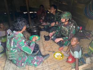 Satgas Yonif 715/Motuliato bangun silaturahmi yang baik dengan masyarakat