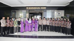 RS Bhayangkara Kediri Bersama Wanita Muslimah Indonesia Adakan Kegiatan Pancuran Kasih