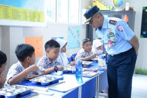 Pangkoops Udara I Dampingi Kasau Tinjau Program Makan Bergizi Gratis