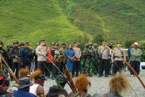 Dansatgas Pamtas RI-PNG Kewilayahan Yonif 112/DJ, Kapolres dan Bupati Puncak Jaya Dampingi Kapolda Papua Tengah
