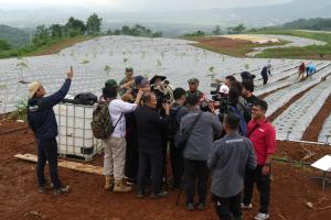 Ketahanan Pangan dan Pelestarian Alam, Dispenad Ajak Awak Media Jelajahi Agroforestry Gunung Hejo