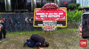 Selain Pajang Bunga, Eks Kader PDIP yang Dipecat Hasto Sujud Syukur di KPK
