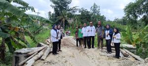 PNM Lampung Bantu Masyarakat Perbaiki Jembatan Longsor di Desa Sripendowo