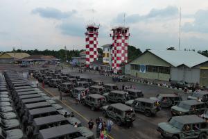 Ribuan Warga Antusias Ikuti Kirab Rantis Maung di Lanud Husein Sastranegara