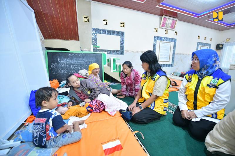 Wakil Menteri Pekerjaan Umum Diana Kusumastuti meninjau lokasi pengungsian masyarakat terdampak bencana banjir di Desa Tugu, Cisarua, Kabupaten Bogor, Senin (3/3/2025). (Foto: Humas Kementerian PU)