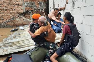 Kopasgat Kerahkan Tim SAR dan Perlengkapan untuk Evakuasi Warga Terdampak Banjir di Jabodetabek