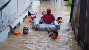 Tim Satgas Siaga Bencana Koops Udara I Bantu Evakuasi Warga Kalibata Terdampak Banjir