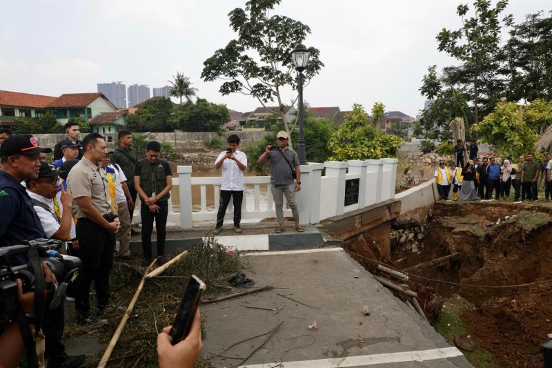 Menteri Koordinator Bidang Infrastruktur dan Pembangunan Kewilayahan, Agus Harimurti Yudhoyono (AHY), melanjutkan peninjauan ke Jembatan Kemang Pratama Raya, Bekasi, Jawa Barat, Kamis (6/3/2025). (Foto: Humas Kemenko Infra)