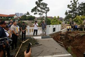 Penanganan Jembatan Kemang Pratama Bekasi, Menko AHY: Pemerintah Gandeng Satuan Zeni AD