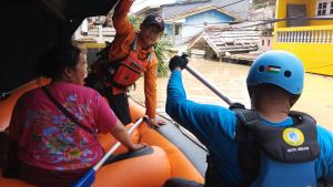 Blue Helmet Evakuasi Korban dan Keliling Bersihkan Rumah Warga yang Terdampak Banjir Bekasi