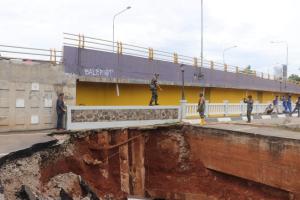 TNI AD Respon Cepat Buka Akses Jalan, Bangun Jembatan di Kemang Pratama