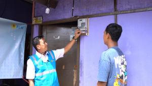 Berkah Ramadhan, PLN UIT JBT Nyalakan Listrik, Wujudkan Mimpi Masyarakat dalam Light Up The Dream