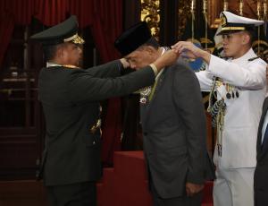 Panglima TNI Sematkan Bintang Yudha Dharma Utama Kepada Menhan RI