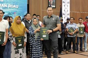 Serahkan Sertipikat Tanah untuk Warga Rempang, Menko AHY: Pengembangan Kawasan Transmigrasi dan Penguatan Ekonomi Lokal