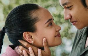 Kisah Romansa Nyata Raim Laode dan Istrinya Dikemas dengan Manis dan Emosional lewat Film Komang