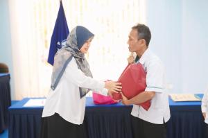 Bagi Bingkisan Lebaran untuk Tenaga Teknis, Direktur Politeknik STIA LAN Jakarta: Wujud Apresiasi dan Kepedulian Sambut Bulan Suci