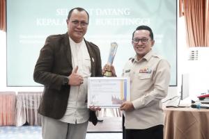 Tercepat Rekonsiliasi Pajak Pusat Atas Belanja Daerah, Bupati Eka Putra Diganjar Penghargaan