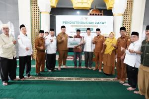 Wakil Bupati Tanah Datar salurkan Bantuan Zakat Komsumtiv Dari Basnaz senilai