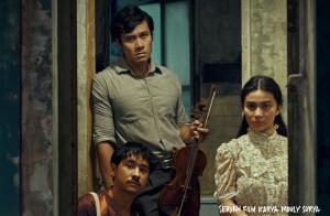 Film Perang Kota Rilis Official Poster Kedua, Kisah Cinta Segitiga yang Terbakar oleh Revolusi 