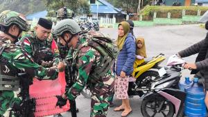 Jumat Berkah, Satgas Yonif 715/Mtl Berbagi Ta`jil Kepada Masyarakat Puncak Jaya