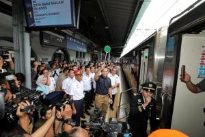 Tinjau Arus Mudik di Stasiun Pasar Senen, Menko AHY Pastikan Kesiapan Infrastruktur Transportasi