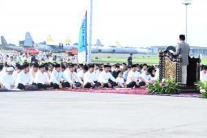 Rayakan Hari Kemenangan Setelah Sebulan Jalankan Ibadah Puasa Ramadan, Pangkoops Udara I Laksanakan Solat Idul Fitri 1446 H di Lanud HLM