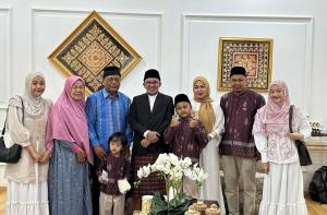 Bupati Tanah Datar dan Wakil Bupati Laksanakan Shalat Idul Fitri Bersama Ribuan Warga di Lapangan Cindo Mato Batusangkar