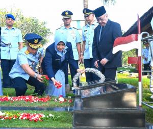 Peringati HUT Ke-79 TNI AU, Koops Udara I Gelar Upacara Ziarah Rombongan di Taman Makam Tokoh Bangsa Karet Bivak
