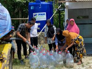 PNM Peduli Masa Depan Sehat, Salurkan Bantuan Sanitasi Layak dan Air Bersih