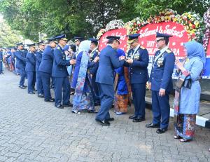 Pangkoops Udara I Hadiri Upacara Peringatan Ke-79 Hari TNI AU dan Halal Bihalal Hari Raya Idul Fitri 1446 H/2025 M di Mabesau