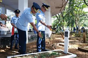 Pangkoops Udara II Pimpin Ziarah Rombongan dalam rangka HUT ke-79 TNI AU
