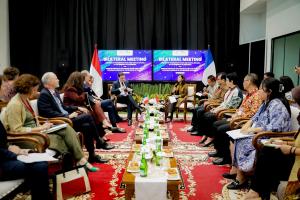 Jelang Kunjungan Macron, Menkomdigi Terima Menteri Urusan Perdagangan Luar Negeri Republik Prancis