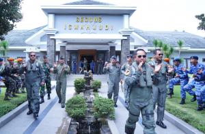 Pangkoopsud II Sambut Kehadiran Panglima TNI dan Kasad di Lanud Iswahjudi