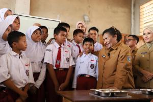 Tinjau Pelaksanaan MBG, Wamendagri Ribka Kunjungi SD Negeri 2 Lamangga Kota Baubau