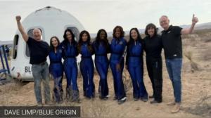 Katy Perry Cium Tanah Saat Tiba di Bumi Usai Terbang ke Luar Angkasa Bersama Blue Origin