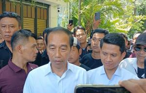 Jokowi Tunjukkan Ijazah dari SD hingga Sarjana kepada Wartawan di Rumah Pribadinya