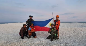 Ketegangan Memuncak! China dan Filipina Pamer Bendera Nasional di Pulau Sengketa di Laut China Selatan