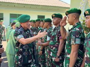 Kunjungi Yonif 742/SWY, Pangdam IX/Udayana Beri Arahan Penuh Semangat kepada Prajurit