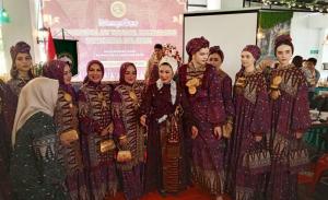 Dian Pelangi Pamerkan Busana Harian, Blongket Bercorak Etnik Palembang