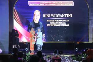 Menteri Rini Terima Penghargaan CNN Leading Women Award 2025