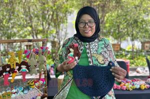 Dari Benang Menjadi Harapan: Kisah Ibu Supartini dan Perempuan Difabel Menembus Pasar Dunia